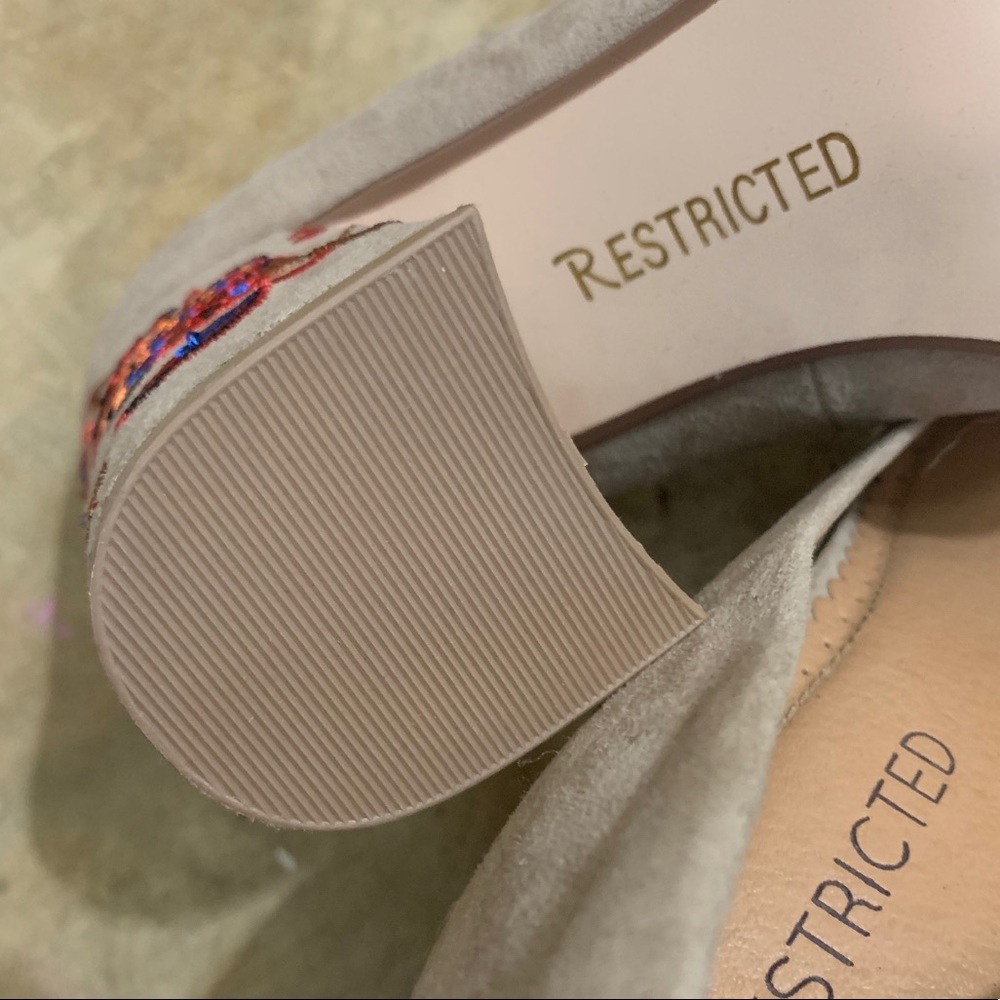 Restricted Embroidered Heel - Picture 4 of 5